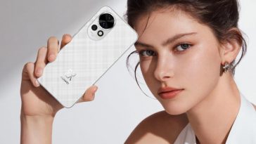 Modella che tiene in mano Huawei Nova 13 Pro