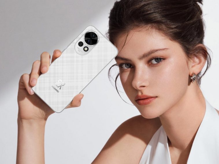 Modella che tiene in mano Huawei Nova 13 Pro