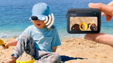 cambino gioca in spiaggia con sabbia, su cappellino action cam, altra action cam che lo riprende