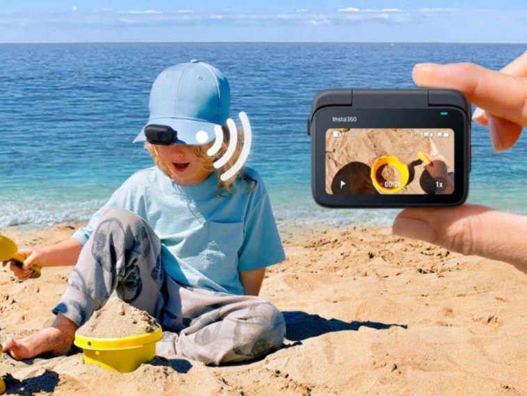 cambino gioca in spiaggia con sabbia, su cappellino action cam, altra action cam che lo riprende