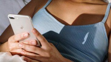 Una ragazza con un iPhone tra le mani
