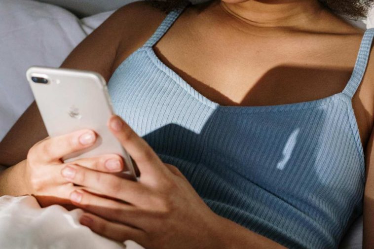 Una ragazza con un iPhone tra le mani