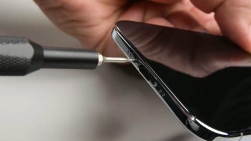 cacciavitino che apre uno iphone