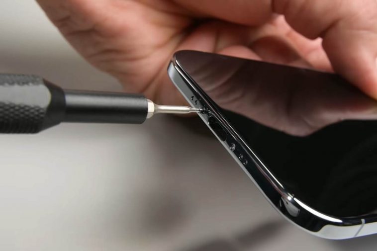 cacciavitino che apre uno iphone