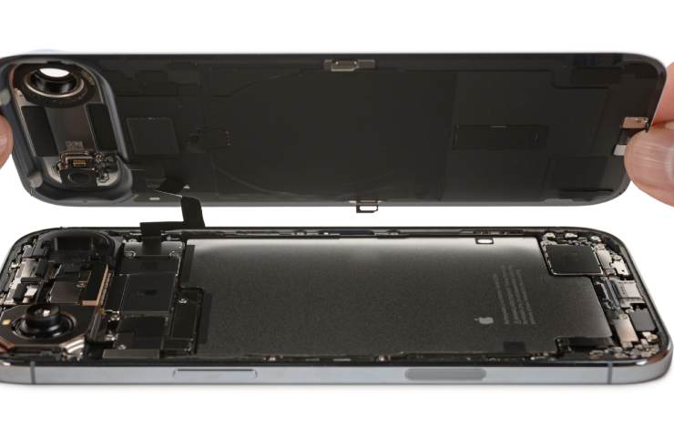 iphone con batteria esposta