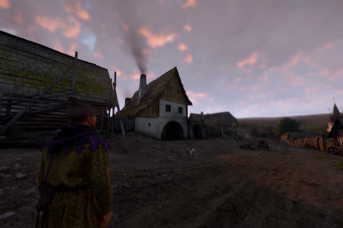 L'edificio della forgia visto di fronte, le pareti bianche sono semplici il soffitto in legno è un po' trasandato e dal camino esce del funmo