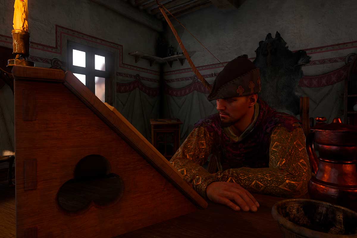 Henry seduto al lume di candela davanti ad un leggio con dei fogli intento a leggerli