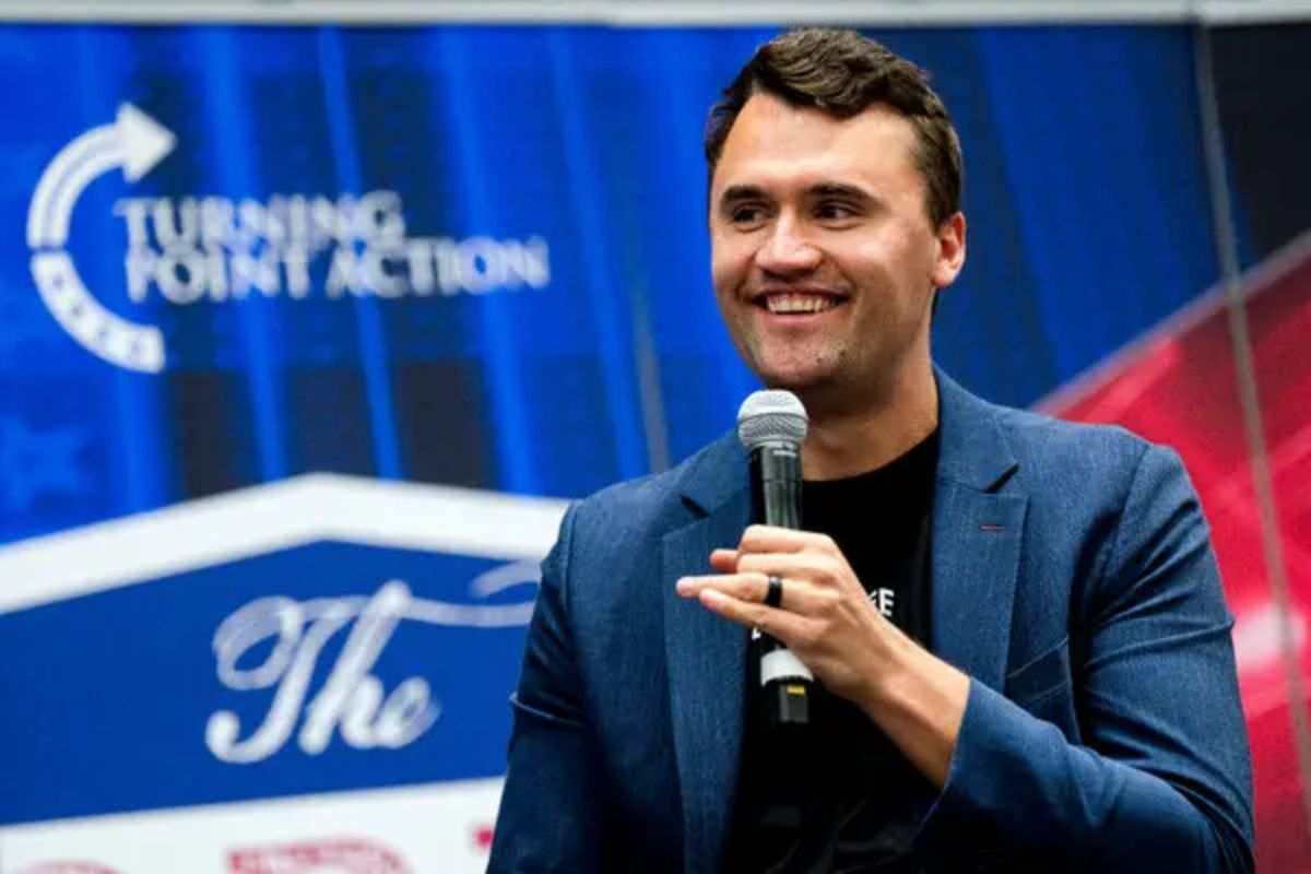 charlie kirk cn micrfono