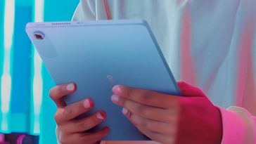 persona che ha tra le mani il Lenovo Tab