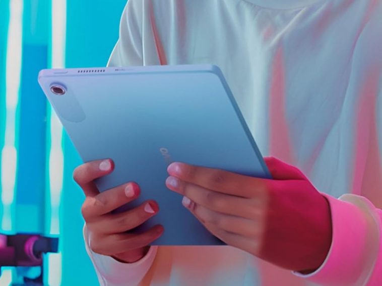 persona che ha tra le mani il Lenovo Tab