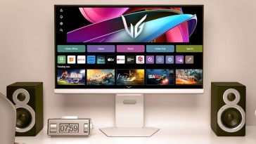 monito da gaming LG sbianco su scrivania con mouse, tastiera e speaker, sul monitor immagini servzi streaming