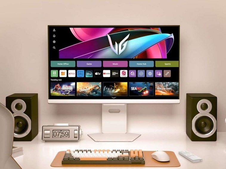 monito da gaming LG sbianco su scrivania con mouse, tastiera e speaker, sul monitor immagini servzi streaming