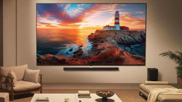 smart tv appesa a muro con soundbar, tavolno, poltrona , divano
