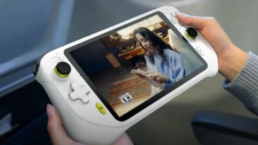 persona che sta utilizzando logitech g cloud in aereo