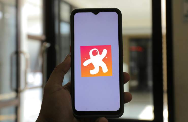 mano smartphone e logo odysee