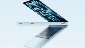 macbook Air 13 piegato su sfondo celeste