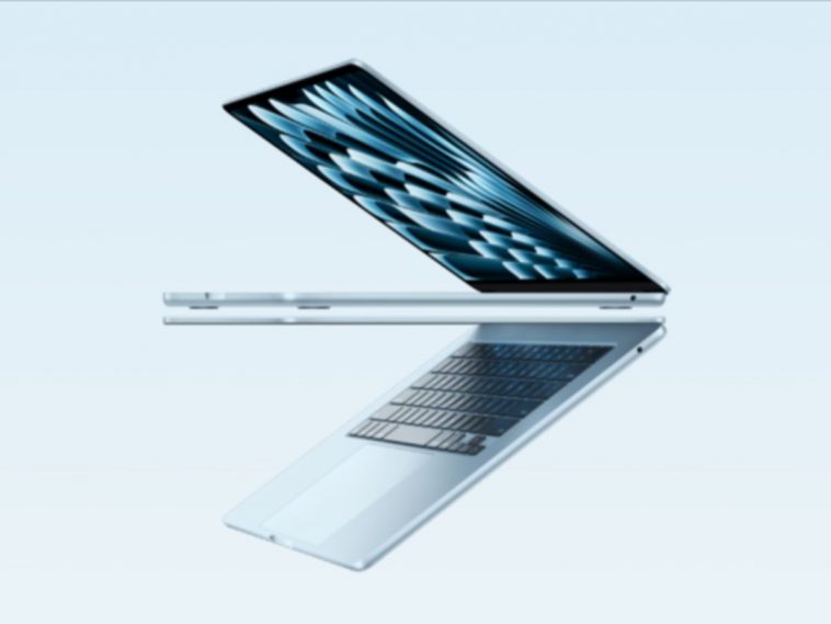 macbook Air 13 piegato su sfondo celeste