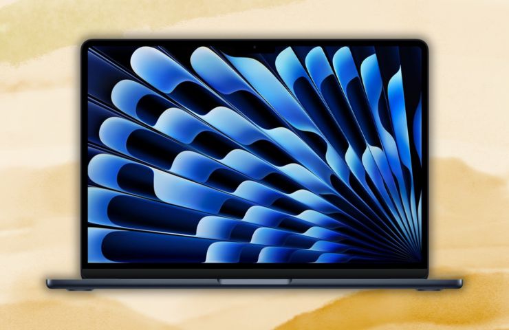 MacBook 13 su sfondo giallo sbiadito