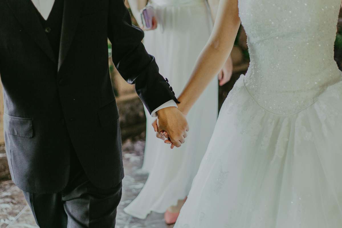 Due sposi si tengono la mano