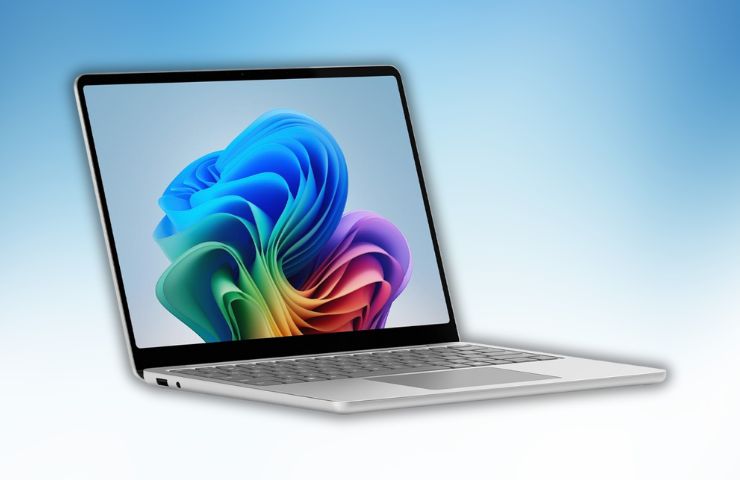 Microsoft Surface Pro su sfondo azzurrino