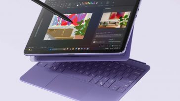 microsoft surface pro sospeso in aria con pennino sul desktop su sfondo lilla