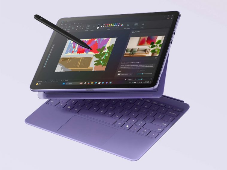 microsoft surface pro sospeso in aria con pennino sul desktop su sfondo lilla