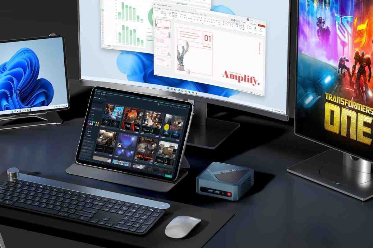 mini PC davanti a schermo, tablet, tastiera e mouse