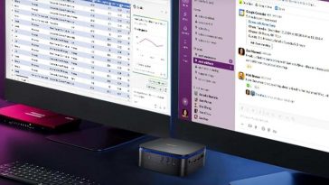 mini PC davanti a due schermi con tastiera e mouse