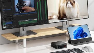 origimagic C4 Mini PC, su mensole due schermi con immagine di gatto, un tablet, tastiera