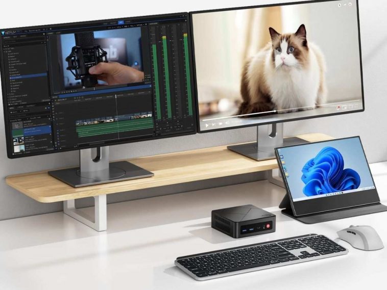 origimagic C4 Mini PC, su mensole due schermi con immagine di gatto, un tablet, tastiera