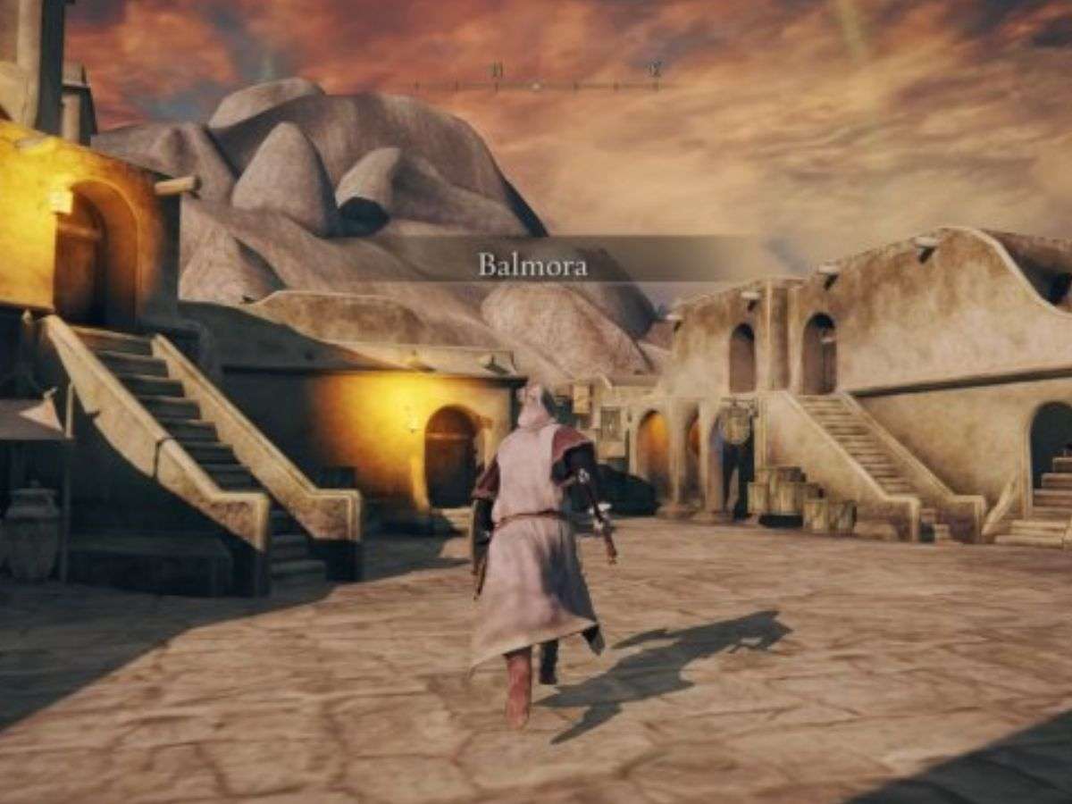 monaco con tunica bianca che corre verso città dai colori sabbiosi arabeggiante con scritta Balmora