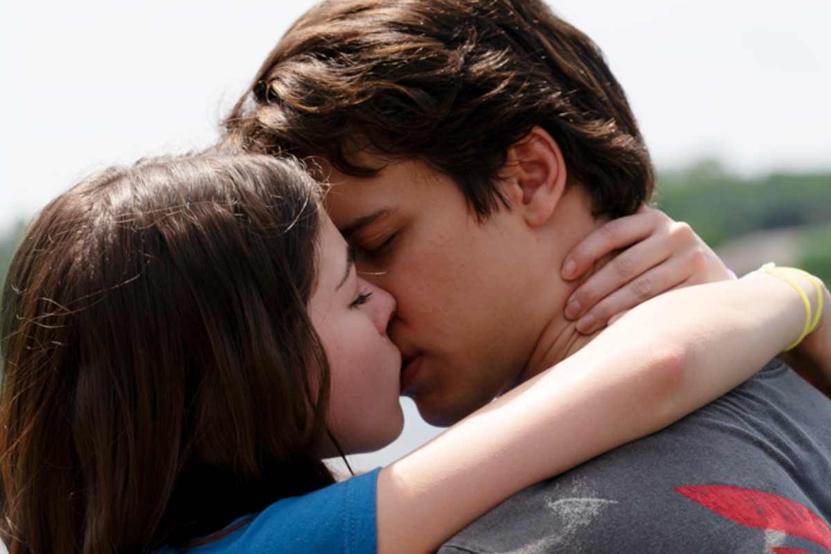 Una scena di un bacio nella serie Motorheads