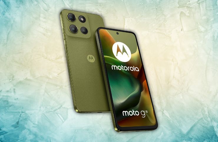 motorola moto g15 fronte retro su sfondo azzurro