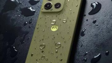 retro motorola moto g15 verde su sfondo nero e gocce d'acqua
