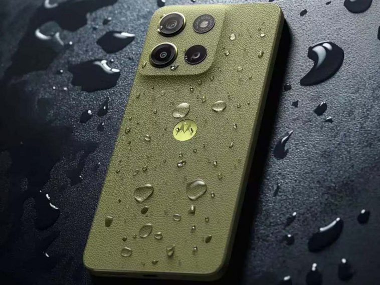 retro motorola moto g15 verde su sfondo nero e gocce d'acqua