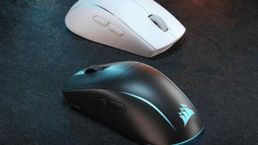 due mouse corsair m75 bianco e nero su sfondo nero