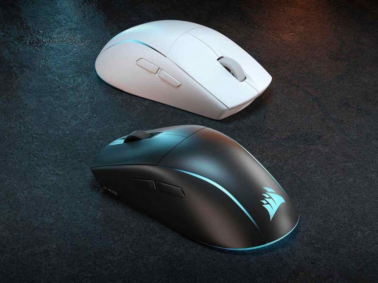 due mouse corsair m75 bianco e nero su sfondo nero