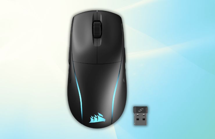 mouse corsair M75 su sfondo celeste con adattatore usb wireless