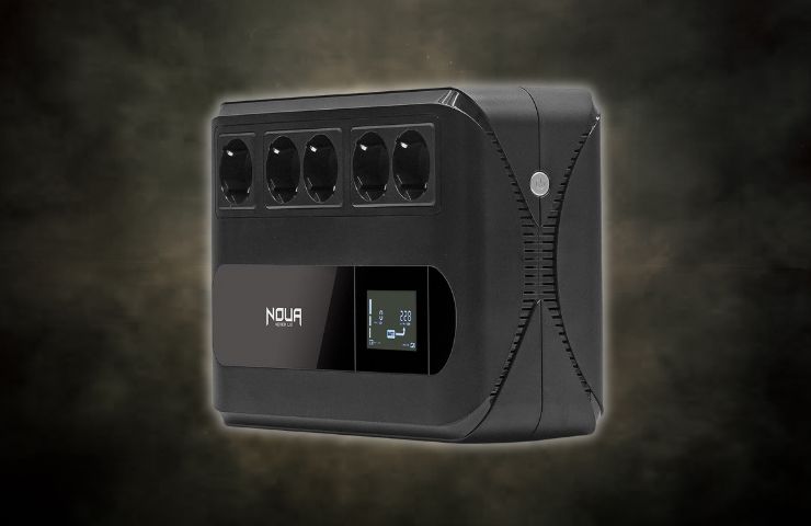 ciabatta multipresa noua raiden su sfondo nero fumoso