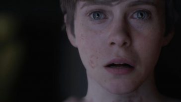 ragazza con capell corti e occhi blu con espressione stupita