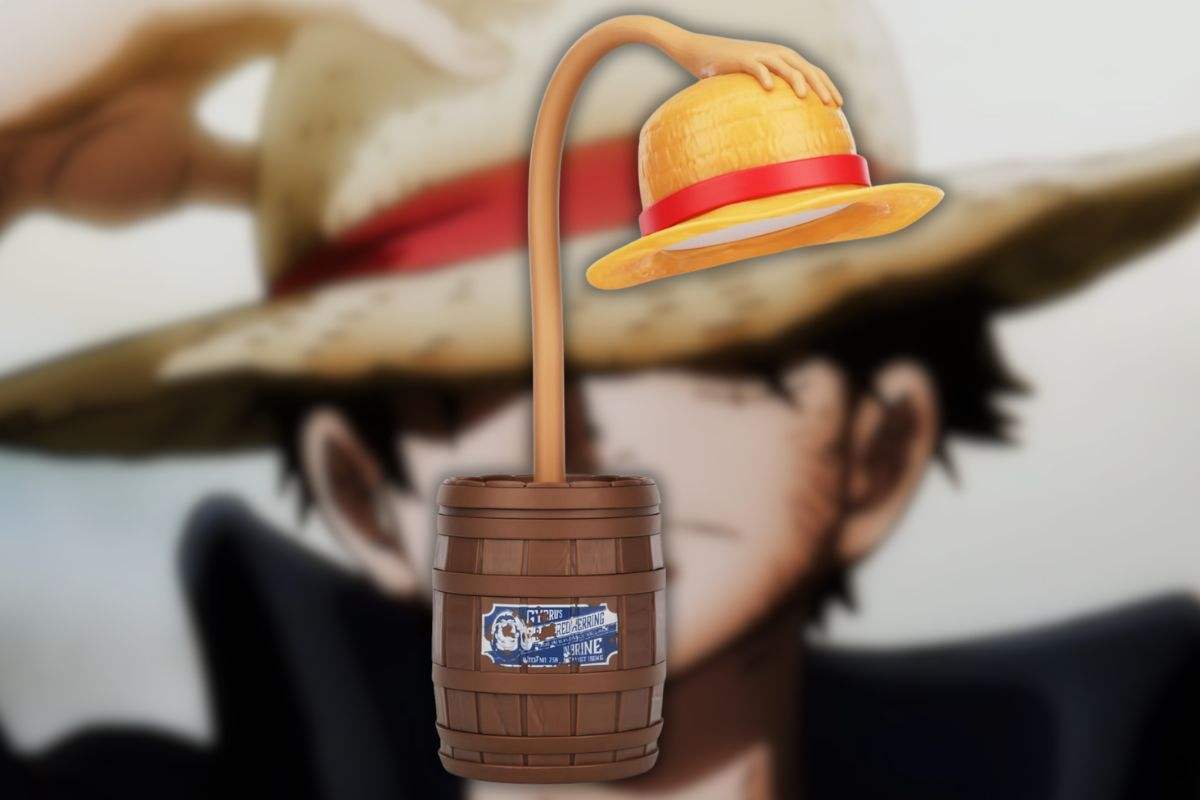 lampada a forma di braccio che regge cappello di paglia che esce da barile, su sfondo personaggio disegnato con cappello di paglia