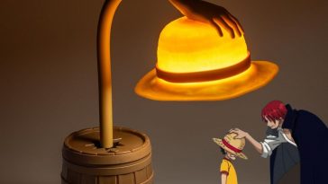 lampada a forma di braccio che regge cappello di paglia che esce da barile, personaggio con capelli rossi che fa indossare cappello a personaggio bambino