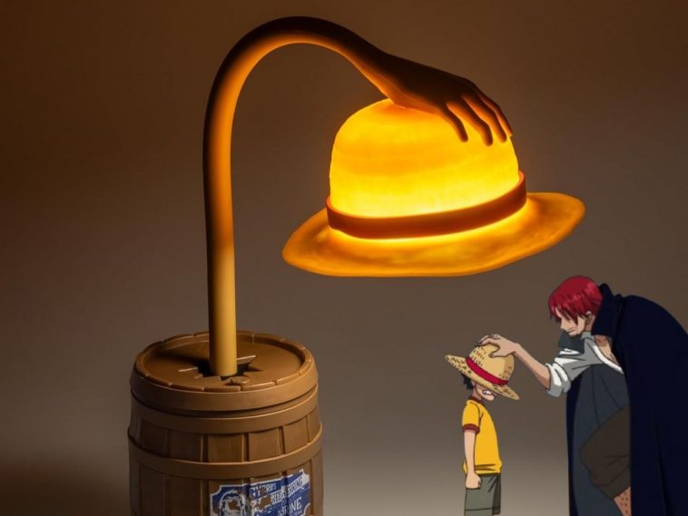 lampada a forma di braccio che regge cappello di paglia che esce da barile, personaggio con capelli rossi che fa indossare cappello a personaggio bambino