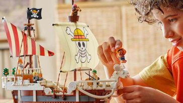 bambino che costruisce la nave di One Piece versione LEGO