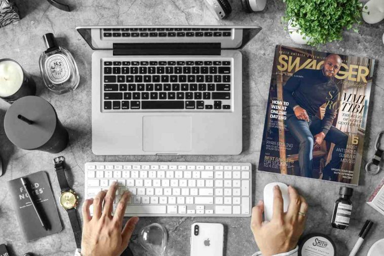 Un portatile su una scrivania ingombra di oggetti