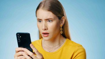 donna preoccupata telefono