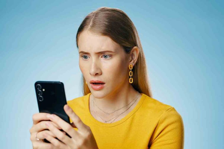 donna preoccupata telefono