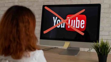 persona guarda youtube barrato