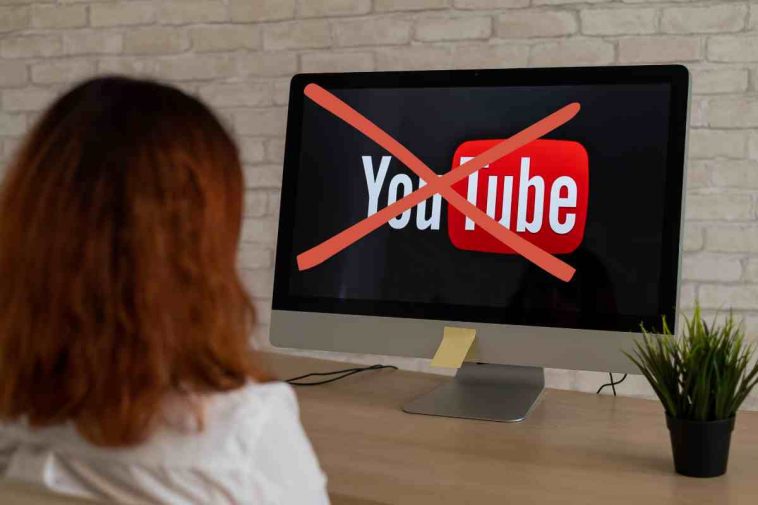 persona guarda youtube barrato