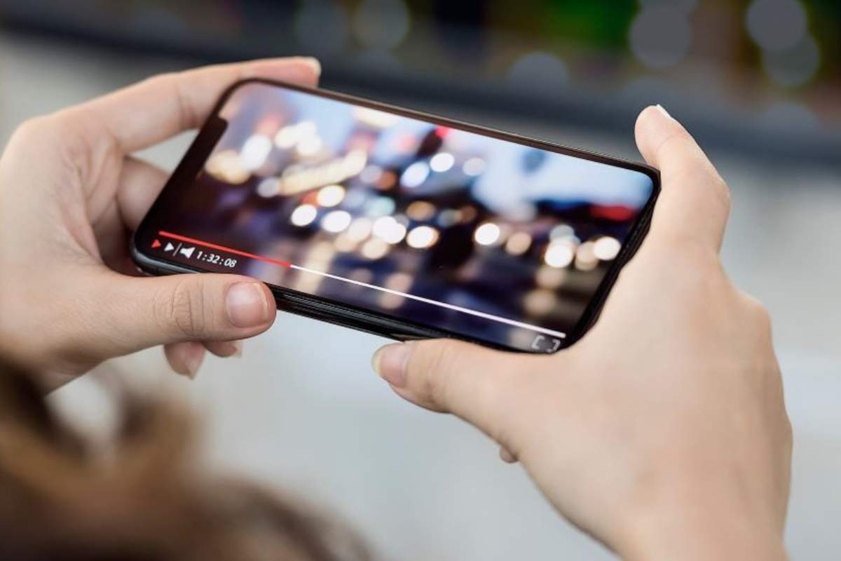 Un video su un telefono messo in orizzontale